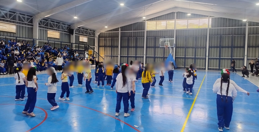 Estudiantes de Primer Ciclo participan en el día de bailes del aniversario